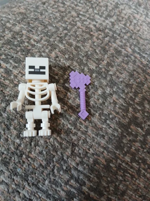 Lego Mincraft Skeleton Minifig And Purple Battle Axe