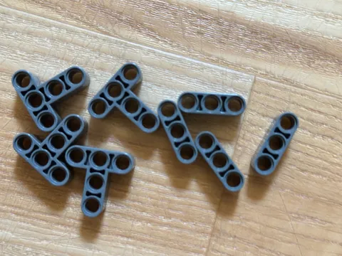 Lego technic parts. 4x t pieces, 4x 3 hole beams. Lightly used no damage.
