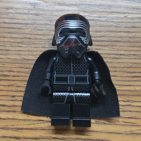 LEGO Star Wars sw 1061 Kylo Ren Minifigure w/ Black Outfit, Cape & Helmet