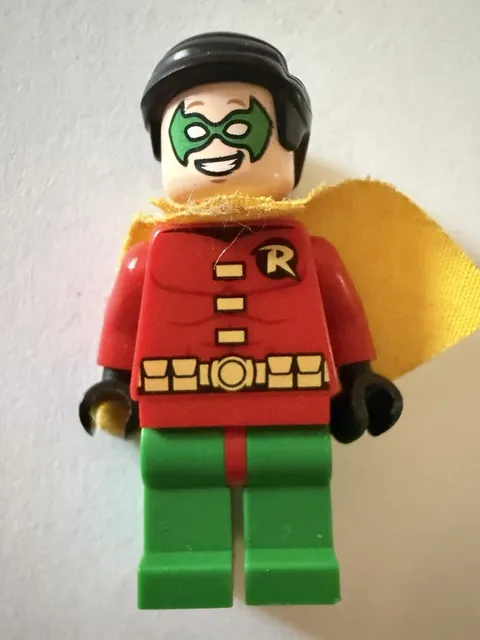 LEGO Robin Minifigure sh0112a Very Short Yellow Cape Batman II DC Super Heroes