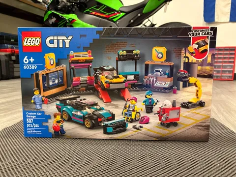 New Lego 60389 City Custom Car Garage - box with minor imperfections