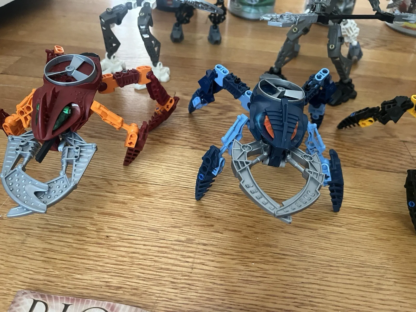 9 Lego Bionicles- Visoraks, Rahkshis & Rorzakhs Plus 4 Canisters & 2 Manuals
