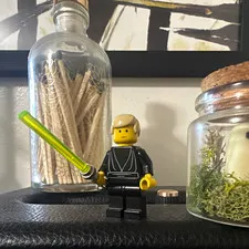 StarWar Vintage Luke Skywalker LEGO Minifigure w/Green Lightsaber & Black Outfit