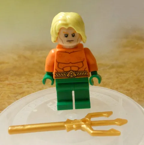 Lego  76000 ARTIC BATMAN MINI FIGURE Aquaman SH050 W TRIDENT ORANGE/GREEN 2013