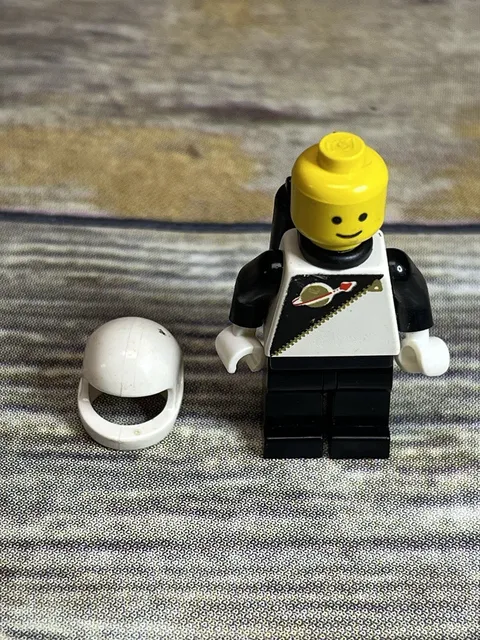 Lego Classic Black White Spaceman Gold Moon Torso Rare Minifigure w Helmet x 1