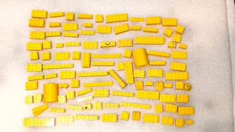 LEGO LOT OF 200 YELLOW & YELLOW COLOR VARIATIONS BLOCKS & SPECIALTY PIECES