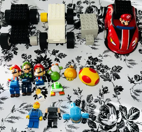 K’NEX Mario Kart + Lego Mini figs