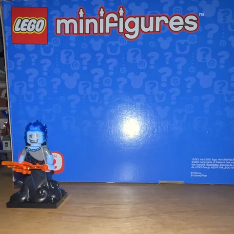 LEGO Minifigures Single Minifigure w/ Black Display Stand Plastic Age 6+ 2019