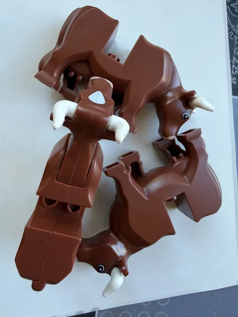 LEGO-NEW #64452pb01-REDISH BROWN-COW-HORNS/NUGGAT MUZZLE/SPOT HEAD-1 (ONE) PIECE