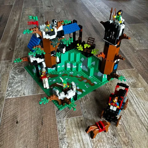 LEGO Castle 6079 Elkwood Fortress Forestmen Vintage Set w/ Minifigures