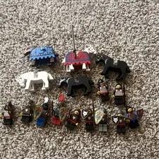 LEGO 90s knights 11 and 5 horses 