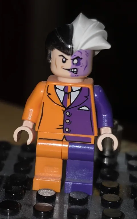 LEGO Two-Face Minifigure 2012 - 6864 - Batmobile Chase **Very Good Condition**