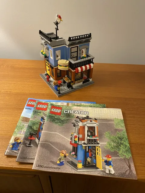 LEGO CREATOR: Corner Deli (31050) -- COMPLETE