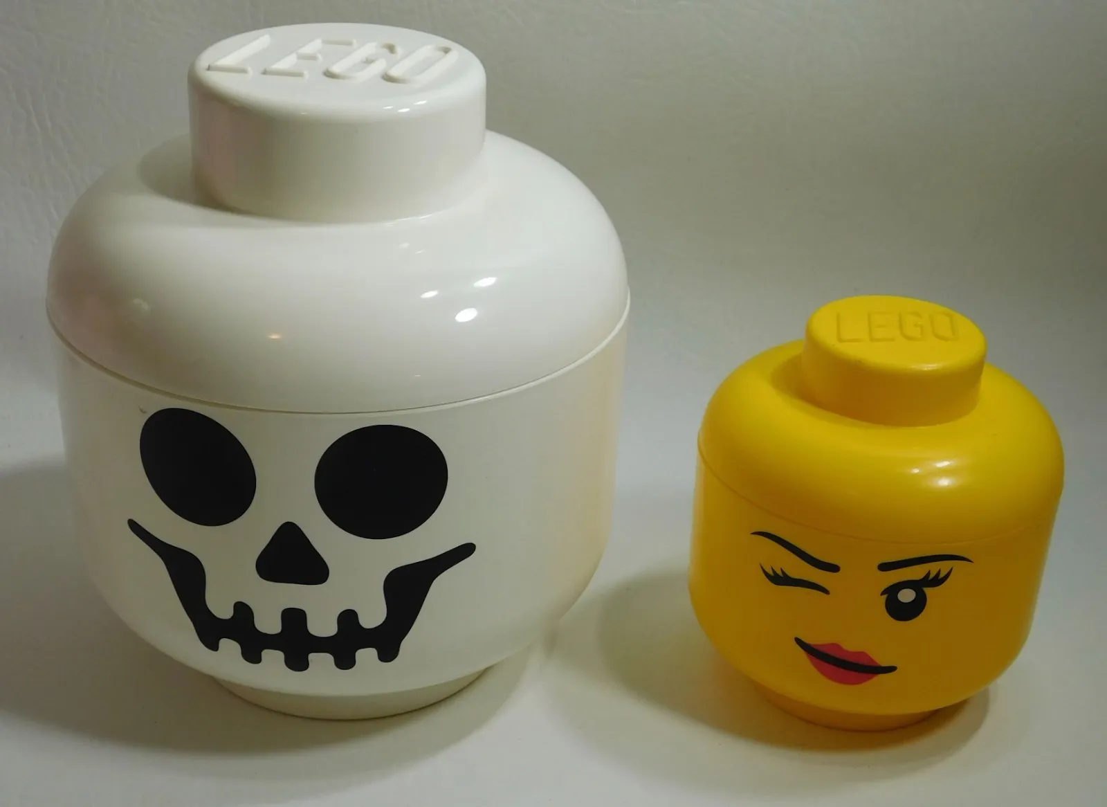 LEGO Large Skeleton Skull Storage Head & Small Yellow Winking Storage - Read