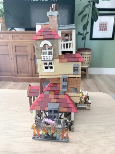 LEGO Harry Potter: Attack On the Burrow (75980)