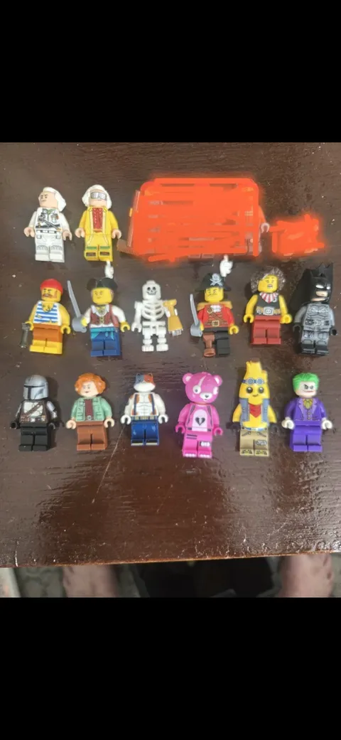 LEGO‐CITY,PIRATES,FORTNITE,BATMAN, STAR WARS ASSORTED. 18x MINIFIGURES 