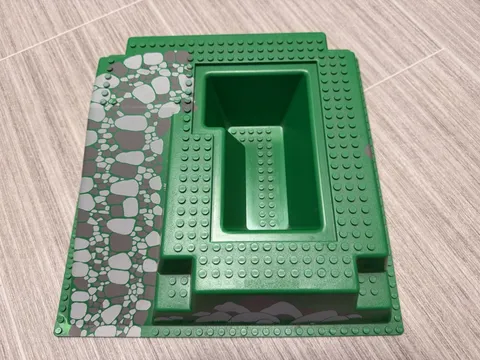 LEGO Baseplate Raised 32 x 32 Ramp and Pit Castle 6082 2552 CL - Good shape!