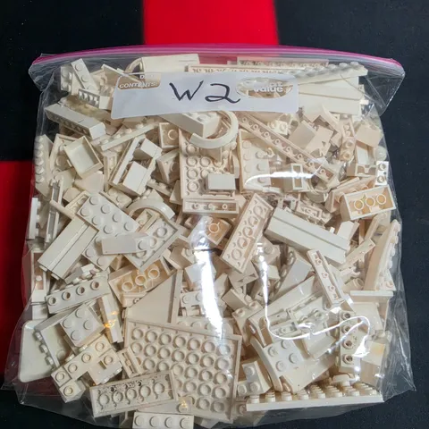 Bulk Legos 1Lb 7Oz Whites   You get exactly what is pictured        W2
