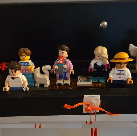 LEGO Minifigures Lot of 5 w/ Baby, White Dog & Printed Tile Accessories