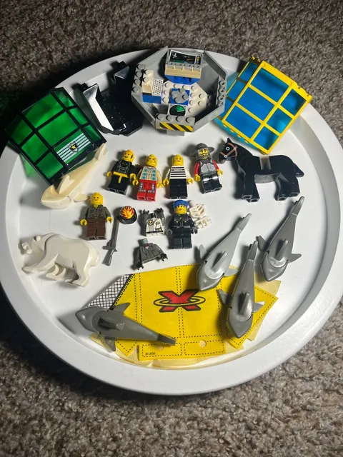 lot of 12 lego minifigures  & animals  + other cool accessories late 90s -00s