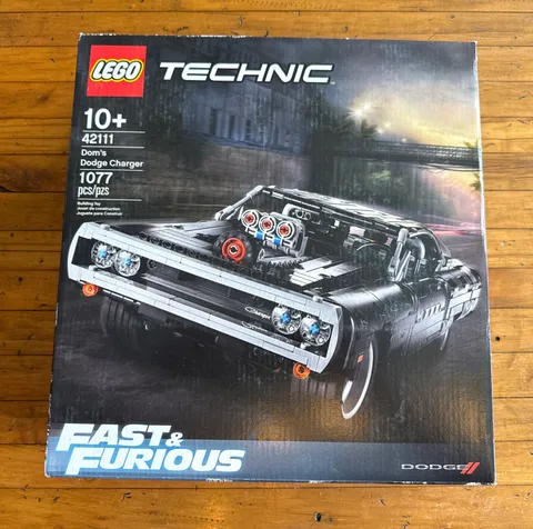 LEGO TECHNIC: Dom's Dodge Charger (42111)