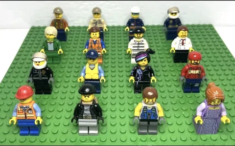 Lego Minifigure Lot (16 Minifigures, Bulk Lot, CITY, TWN, Lego Movie) Cad