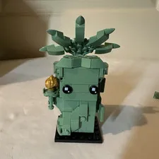 LEGO BrickHeadz Statue of Liberty Character Figure on Black Base (Built)