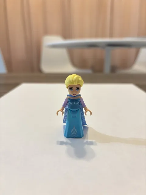 NEW! Genuine LEGO Disney Princess Queen Elsa (Frozen) LEGO Minifigure! FREE SHIP