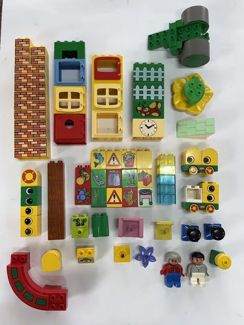 LEGO DUPLO - Face Eye Printed Brick Lot of 82 Pieces - Unique / Specialty Pieces