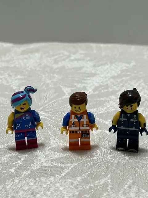 3 LEGO Movie 2 Mini Figure Emmet-Rex Danger vest & Flashback Lucy Mini Figs