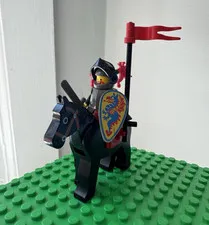Vintage LEGO Castle Dragon Knights Mounted Knight w/ Black Horse Shield Banner