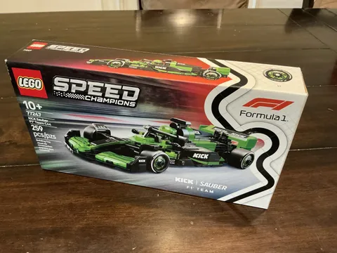 LEGO SPEED CHAMPIONS: Kick Sauber F1 Team Race Car (77247)