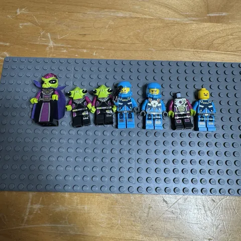 LEGO Minifigure Series 8 col128 Alien Villainess + aliens and space police lot