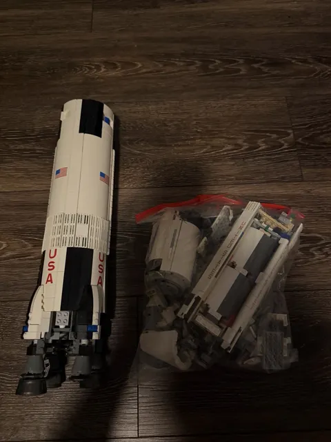 LEGO Ideas: NASA Apollo Saturn v (21309) Broken