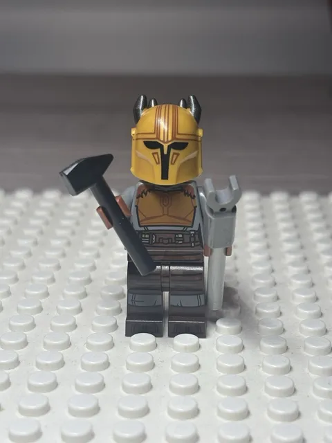 Lego Star Wars Mandalorian Armorer Minifigure With Accessories