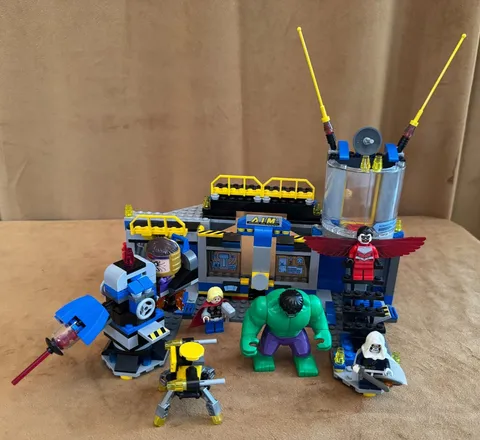 76018 LEGO Complete Marvel: Avengers: Hulk Lab Smash super heroes with minifigs