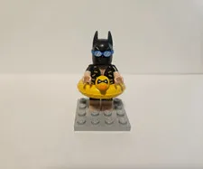 LEGO BATMAN MINIFIGURE - VACATION BATMAN -  LEGO BATMAN MOVIE Set 71017