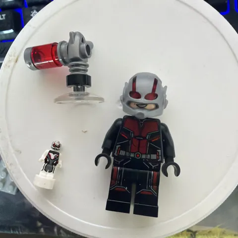 LEGO Marvel Ant-Man sh0201 Minifigure Scott Lang Trophy Accessory
