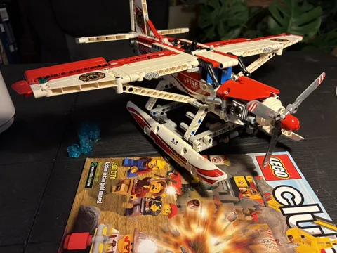 Retired LEGO Technic 42040 Fire Plane Model Toy Set complete with magazine! 