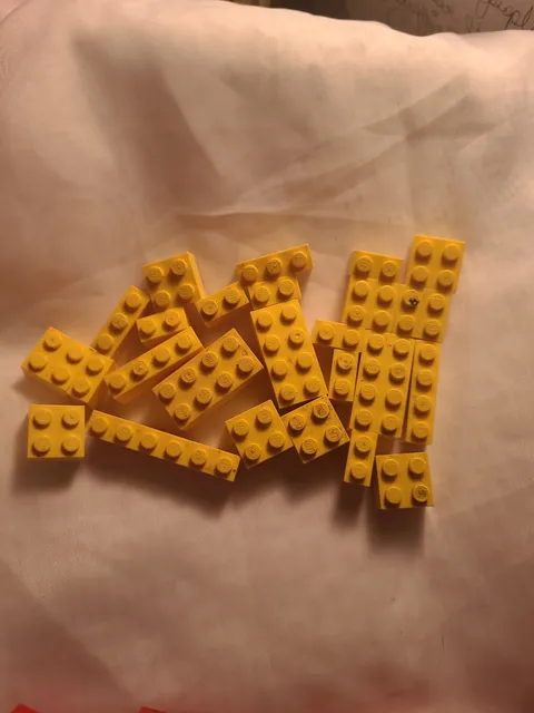 Legos 50 Pieces Random 25 Yellow And 25 Red Mixed Pieces #L22