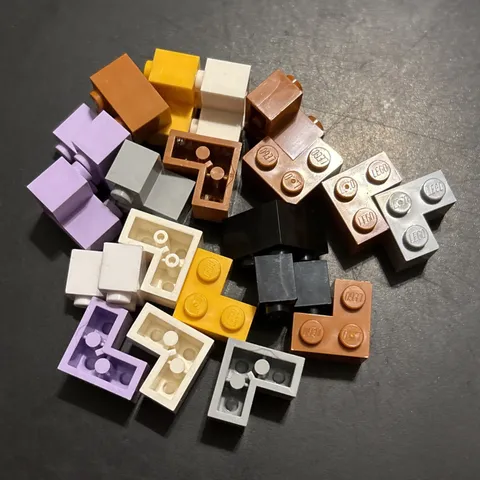Lot Of 20 LEGO Parts 2357 Brick 2x2 Corner