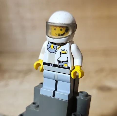 LEGO Plastic Police Officer Minifigure White Helmet w/ Visor Light Gray Uniform