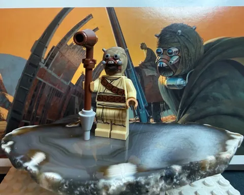 Lego Star Wars Tusken Raider Head Spikes 75299 sw1074 & Panoramic Postcard Scene