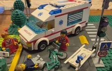LEGO CITY Ambulance Set # 4431 100% Complete minifigs 3 Figures lot 2012 No Box