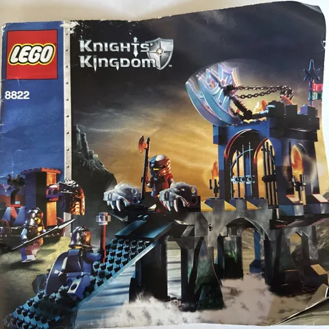 Lego Knights Kingdom 8822 - Gargoyle Bridge - 99% Complete W/ Directions