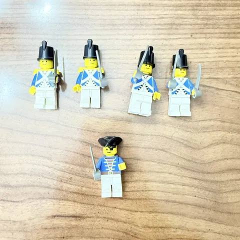 Vintage LEGO Pirates Imperial Soldiers Bluecoat Guard Minifigures Lot Of 5