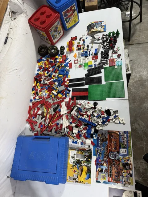Huge Vintage 1990s LEGO Lot – Minifigures, Baseplates, Manuals & Storage Cases