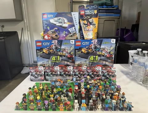 Mini figure Lot w/ Accessories, / Lego city space ,/ Set 60283 4-in-1 Fun Pack
