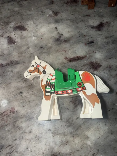 Lego Horse with Green Blanket, Left Side Red Hand Pattern Minifigure 4493c01px3