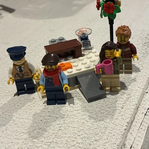 LEGO Icons 10361 Holiday Express Train Minifigures